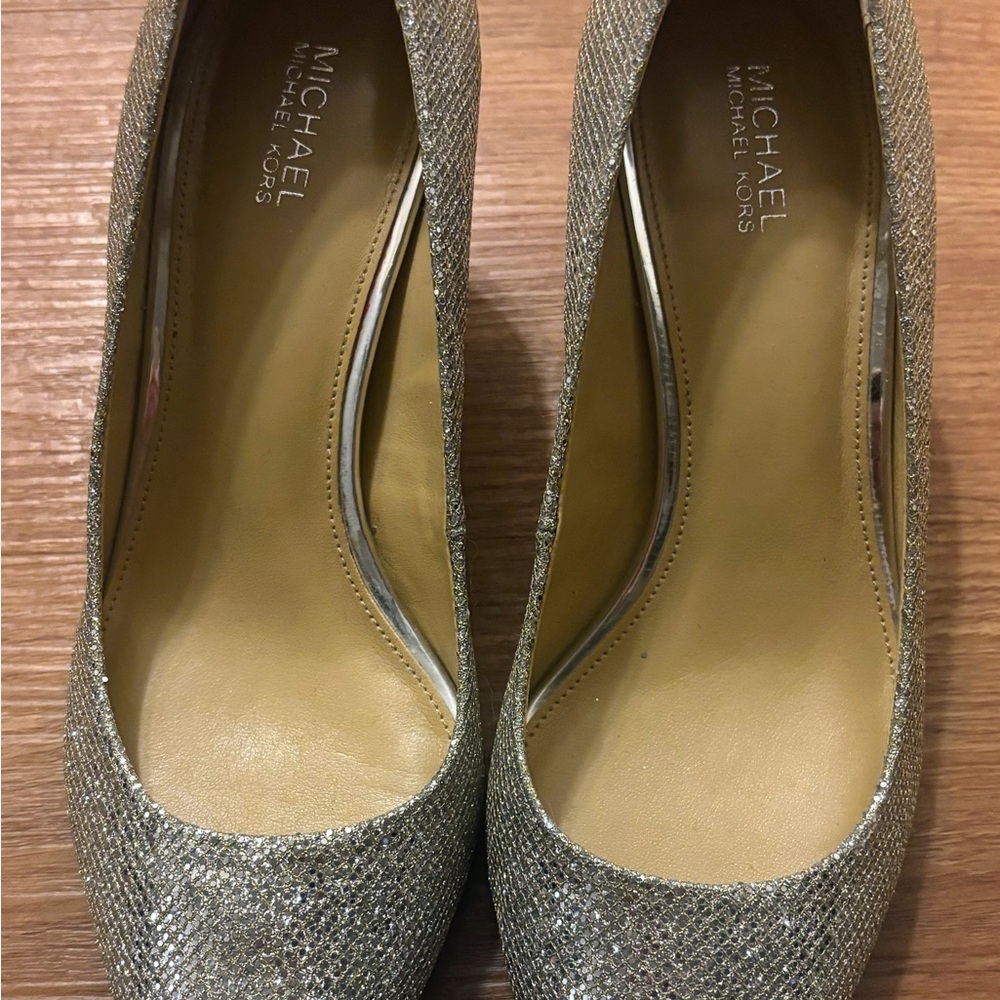 Michael By Michael Kors NWB Silver Glitter Kitten Pumps Size 7M - Picture 4 of 12